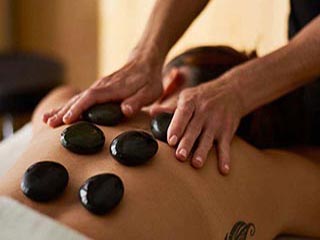 masajes con piedras calientes